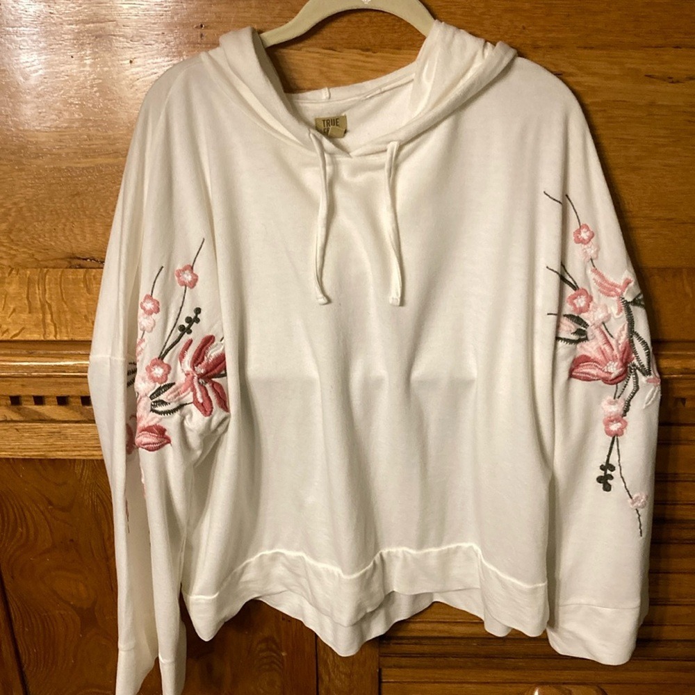 True Craft Kawaii Boho Chic White Floral Embroidered Sleeve Pullover Hoodie L/g